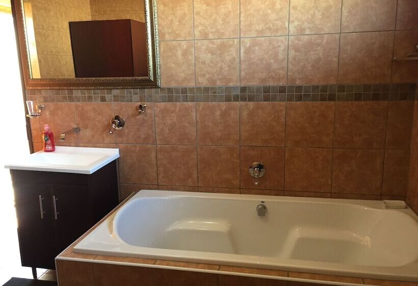 مبيت وإفطار Eagle Crest Executive Lodge