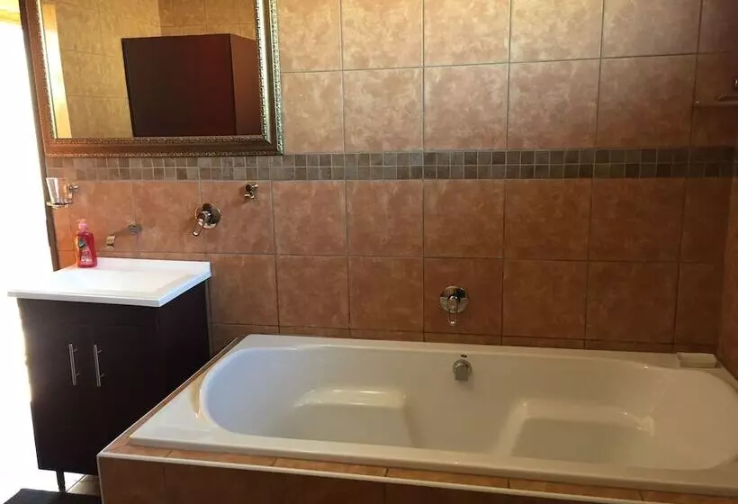 تختخواب و صبحانه Eagle Crest Executive Lodge