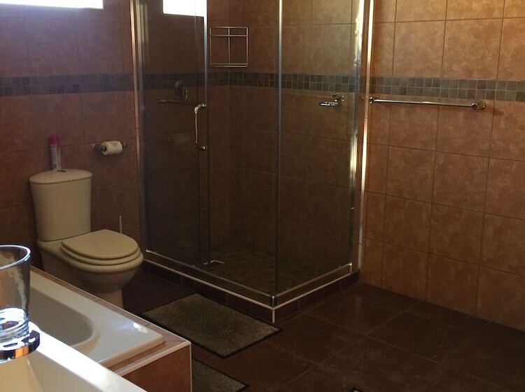 مبيت وإفطار Eagle Crest Executive Lodge