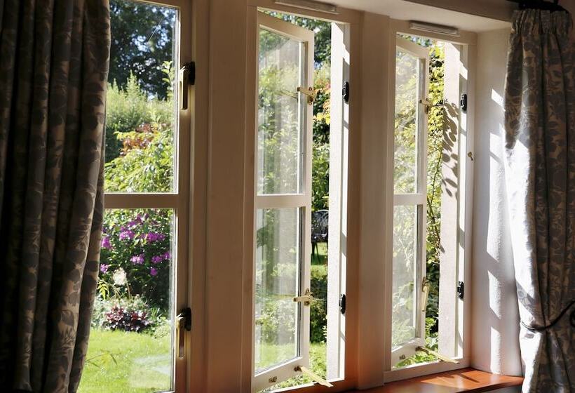 پانسیون Ashfield House