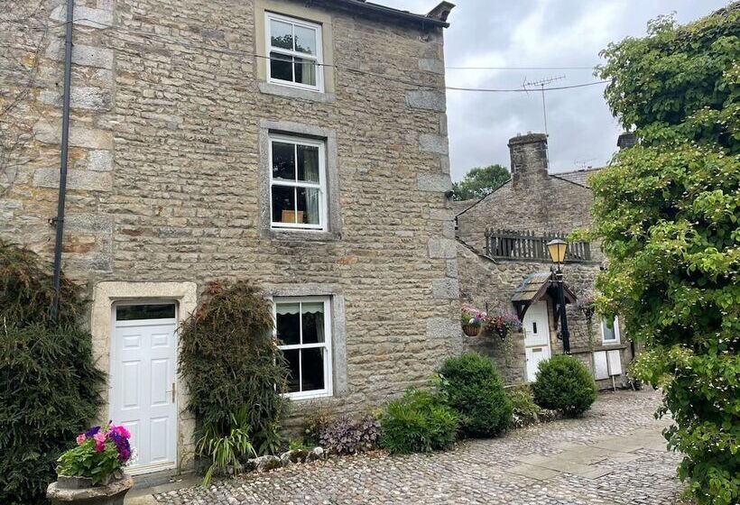 پانسیون Ashfield House