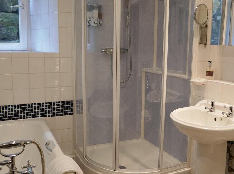 پانسیون Ashfield House