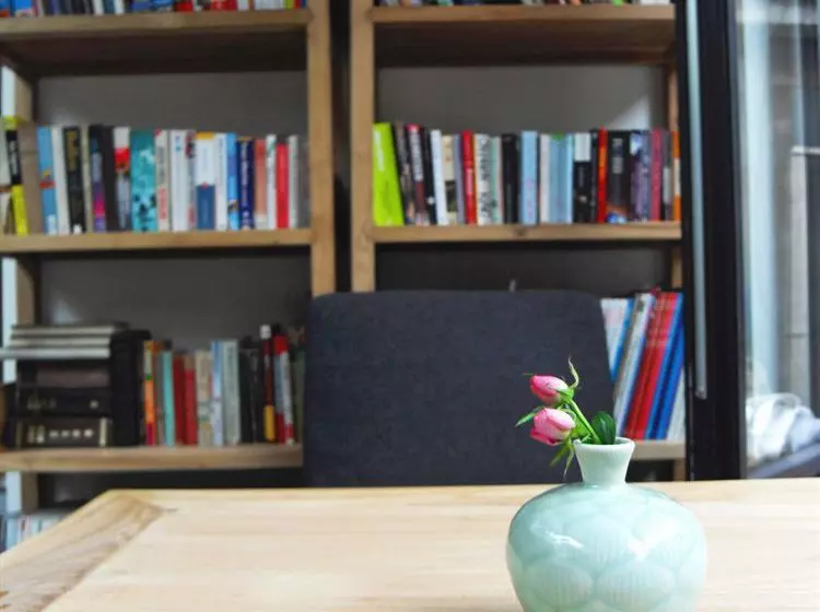 تختخواب و صبحانه Hutongren Creative Culture