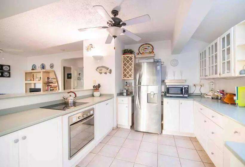 هتل Captain Don's Habitat