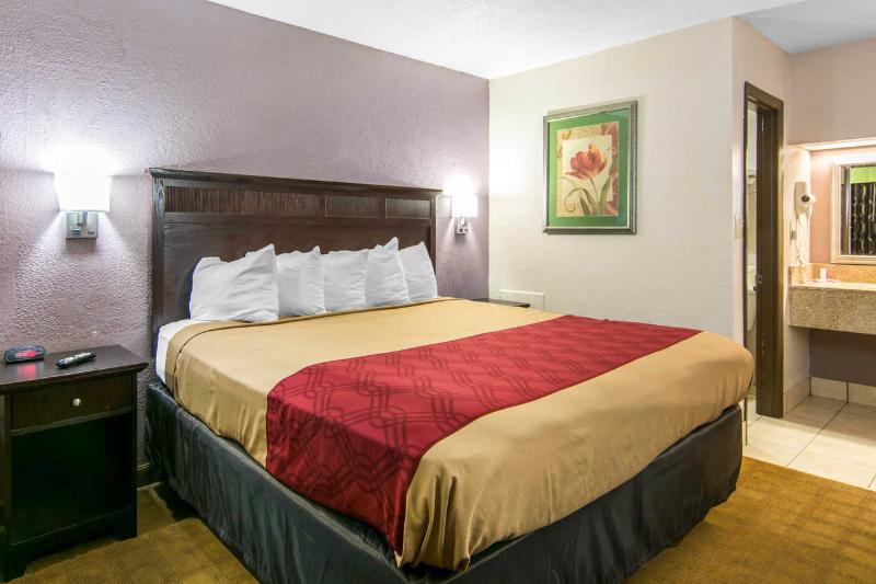 Отель Econo Lodge Weldon  Roanoke Rapids