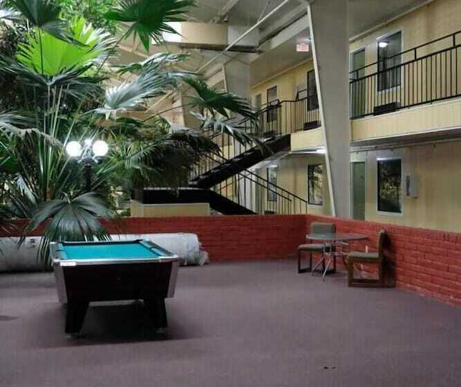 Отель Econo Lodge Elk City