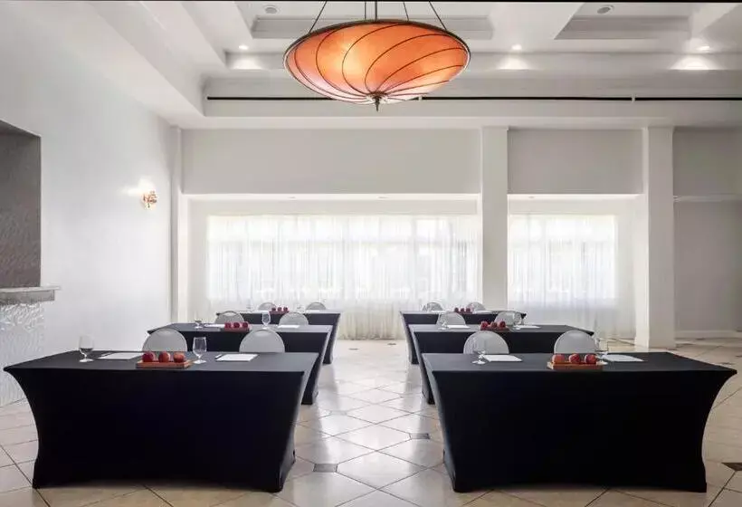 استراحتگاه Sandals Halcyon Beach - All Inclusive Couples Only