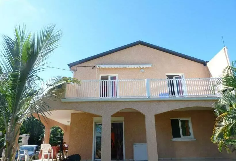 تختخواب و صبحانه Chez Chouchou