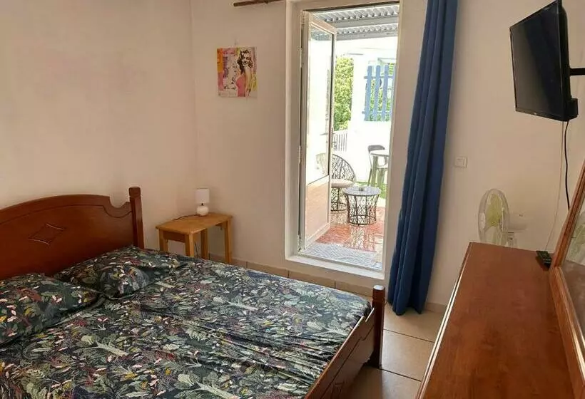 تختخواب و صبحانه Chez Chouchou