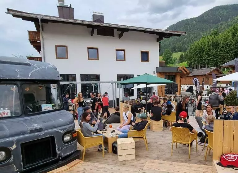 Skill Mountain Lodge   Ski Und Bike Hostel Im Sommer Mit Joker Card