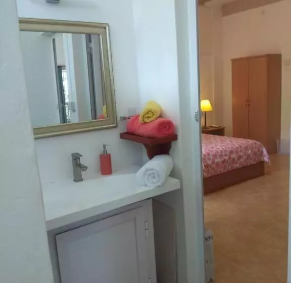 تختخواب و صبحانه Les Antigones