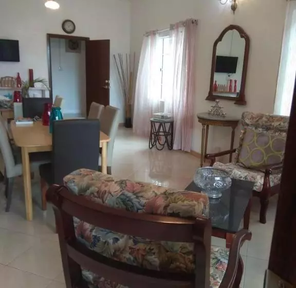 تختخواب و صبحانه Les Antigones