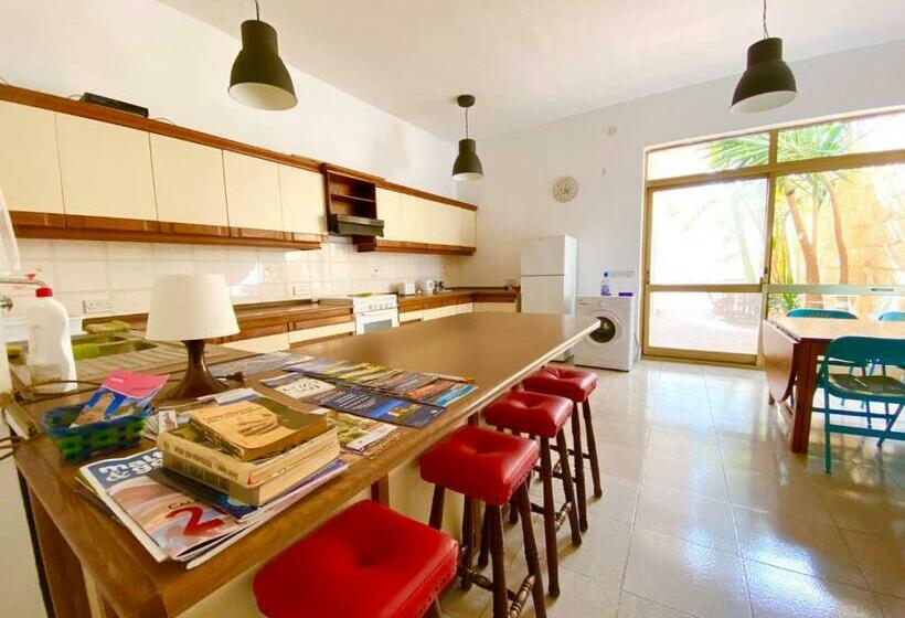 پانسیون Butts Inn Annex Dormitory Hostel