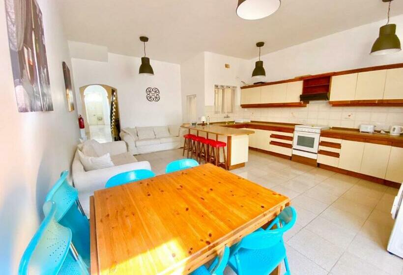 پانسیون Butts Inn Annex Dormitory Hostel