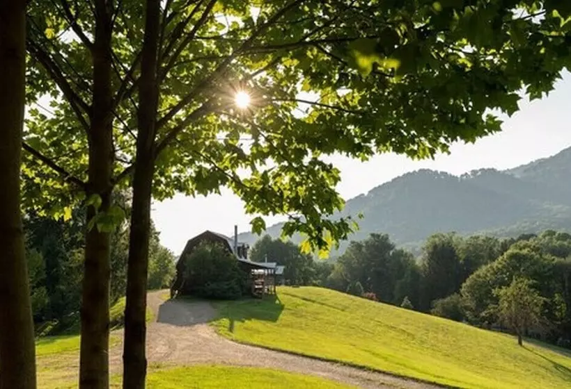 住宿加早餐 Engadine Inn & Cabins