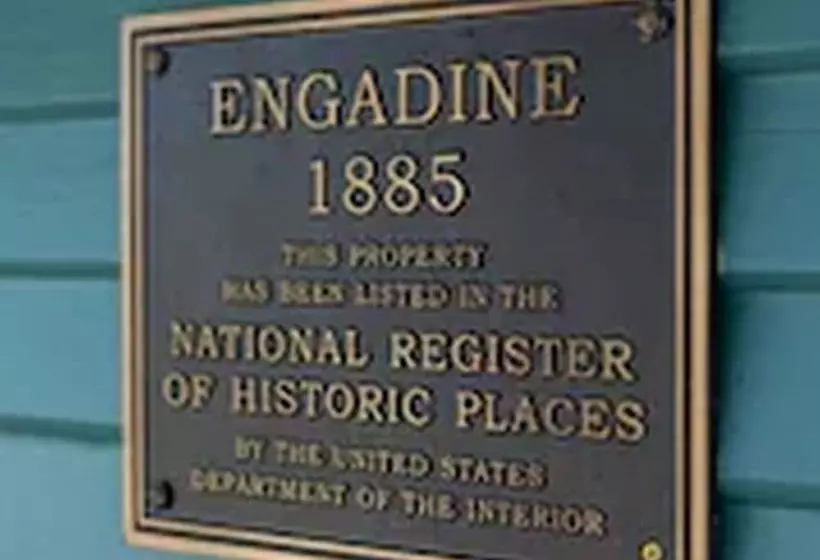住宿加早餐 Engadine Inn & Cabins
