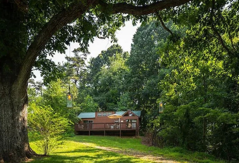 Bed and Breakfast Engadine Inn & Cabins