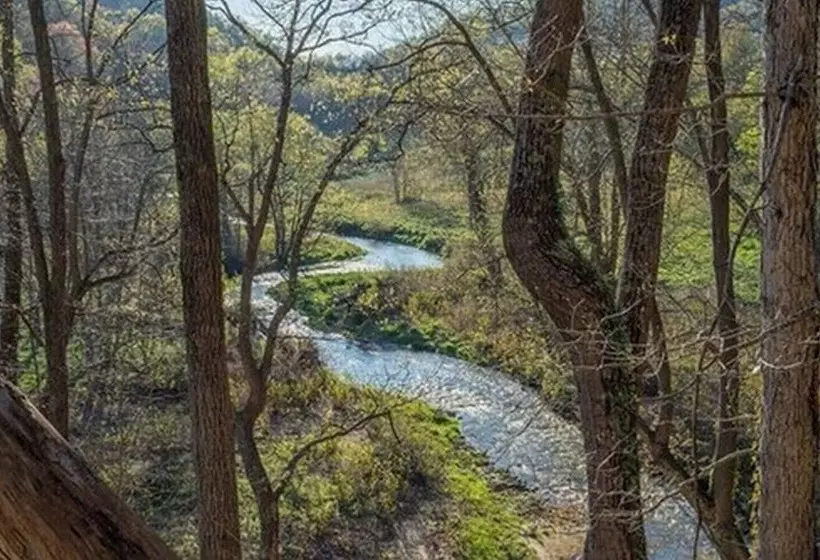 住宿加早餐 Engadine Inn & Cabins