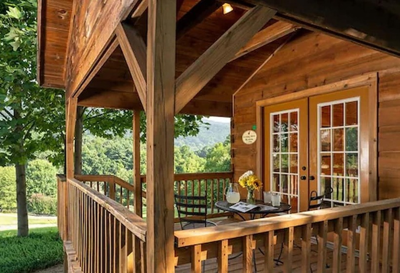 Bed and Breakfast Engadine Inn & Cabins