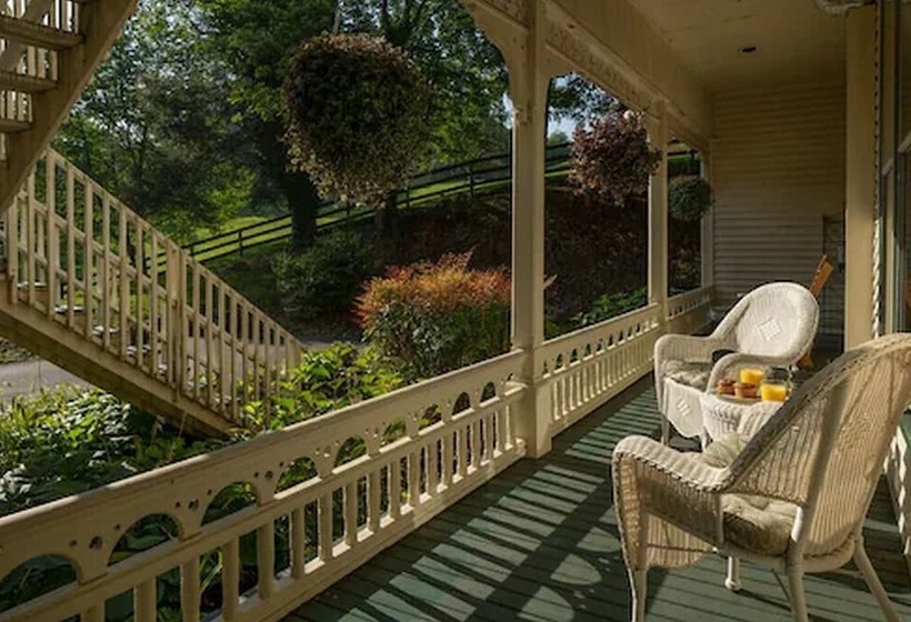 Bed and Breakfast Engadine Inn & Cabins