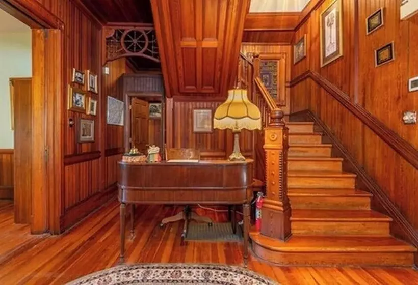 住宿加早餐 Engadine Inn & Cabins