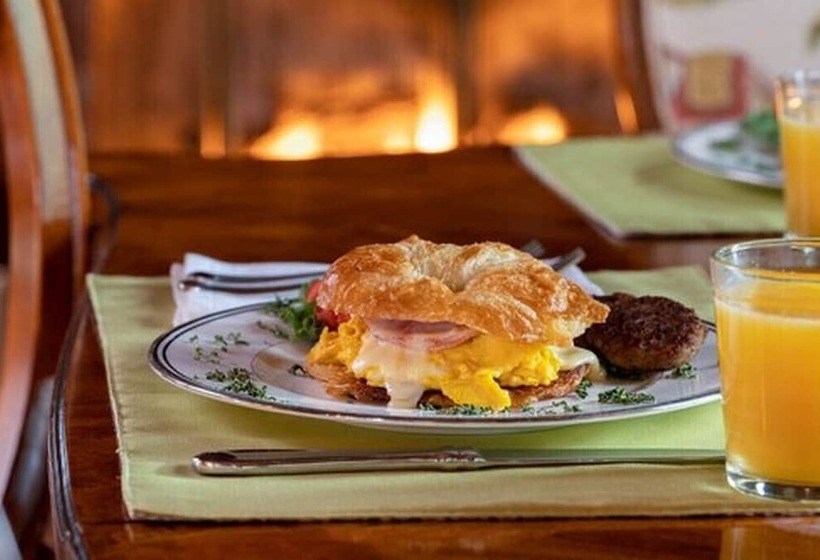 Bed and Breakfast Engadine Inn & Cabins