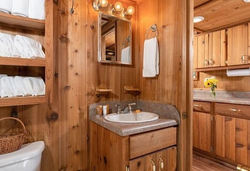 Bed and Breakfast Engadine Inn & Cabins