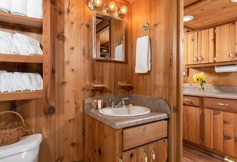 住宿加早餐 Engadine Inn & Cabins