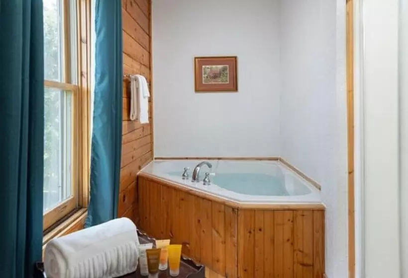 住宿加早餐 Engadine Inn & Cabins