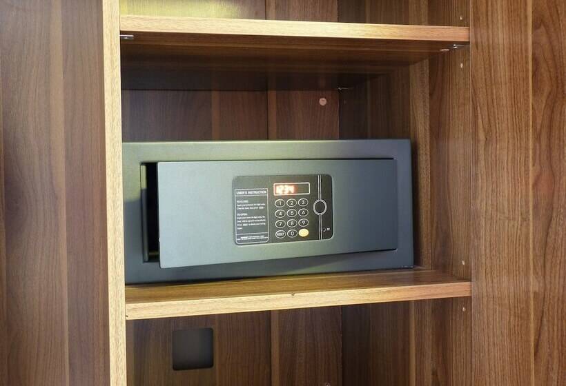 هتل Britannia Study