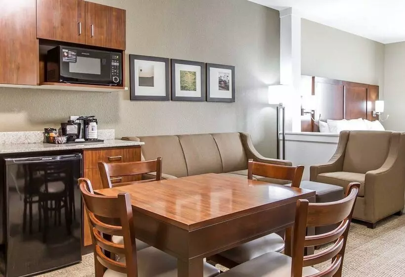 ホテル Comfort Suites West Omaha