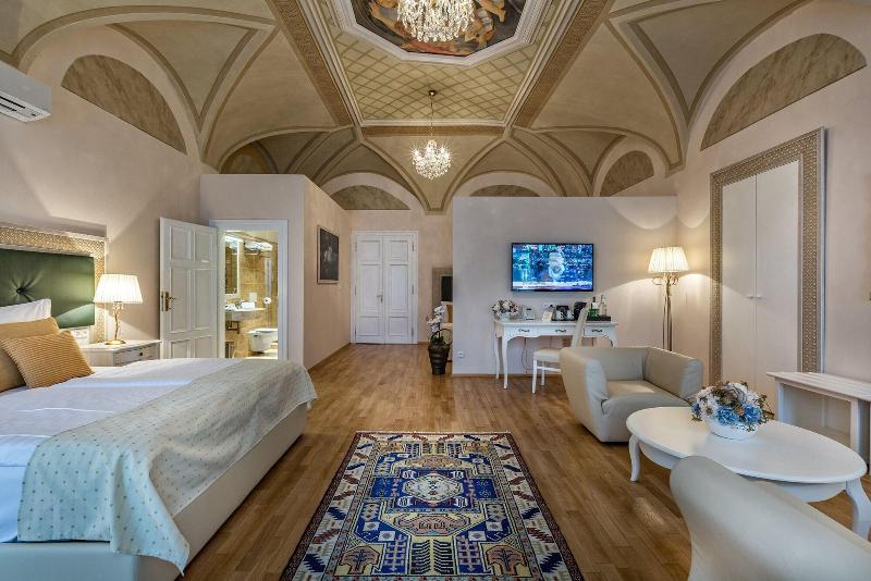 هتل Little King U Malvaze