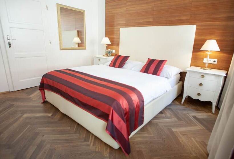 هتل Little King U Malvaze