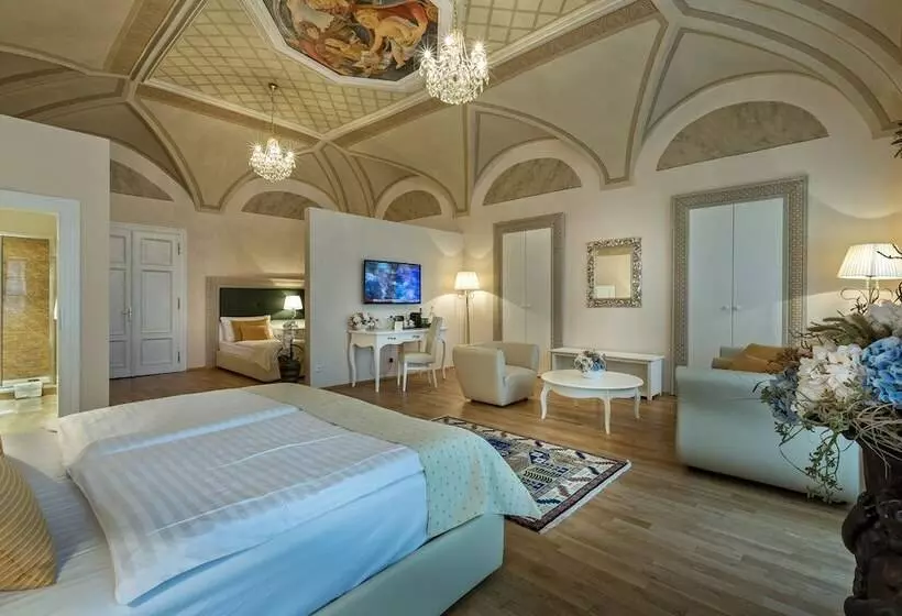 هتل Little King U Malvaze