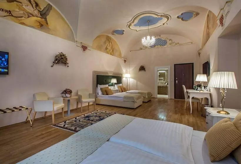 هتل Little King U Malvaze