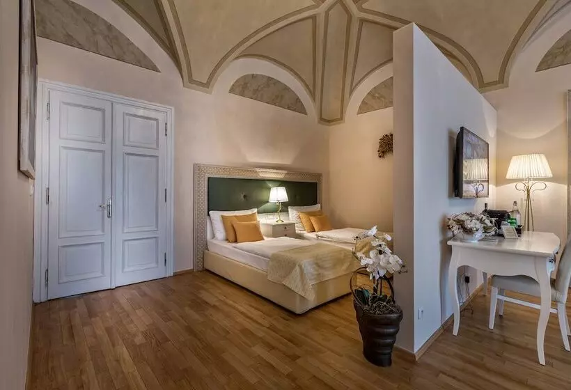 هتل Little King U Malvaze