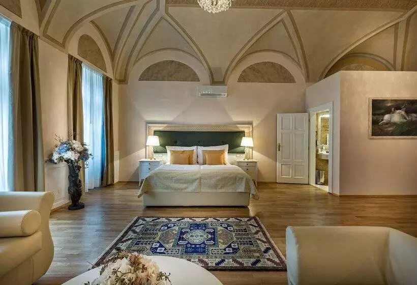 هتل Little King U Malvaze