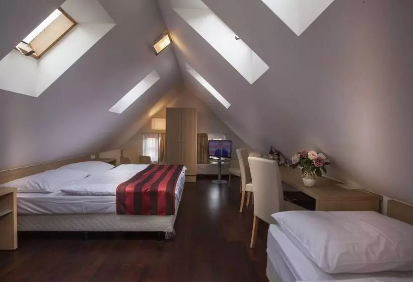 هتل Little King U Malvaze