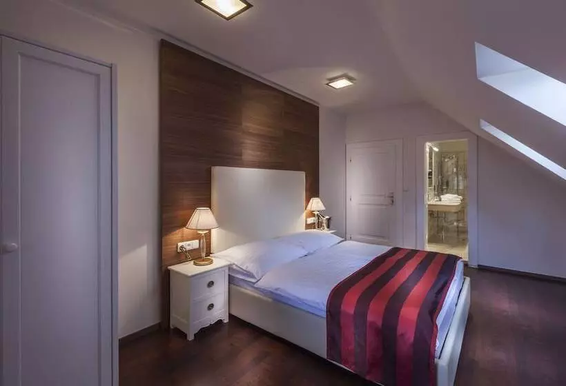 هتل Little King U Malvaze