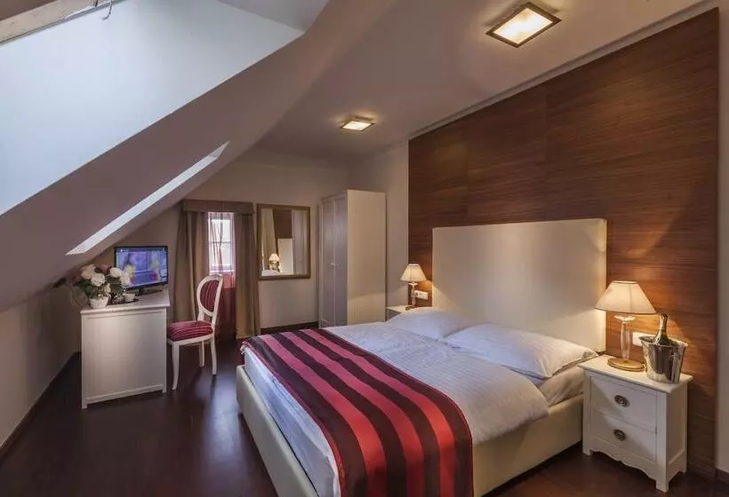 هتل Little King U Malvaze