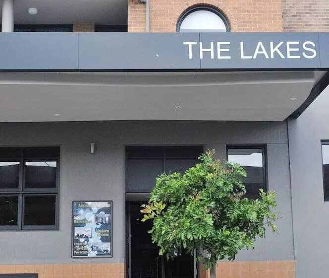 Отель The Lakes