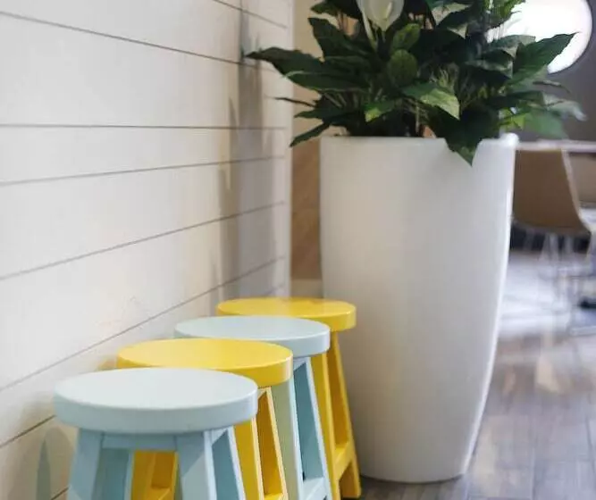 Отель The Lakes