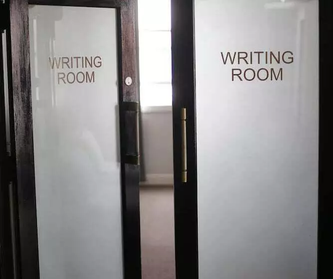 Отель The Lakes