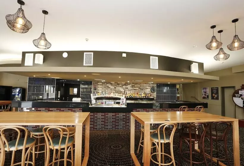 Отель The Lakes