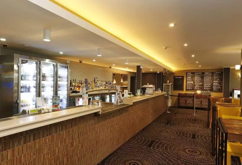 Отель The Lakes