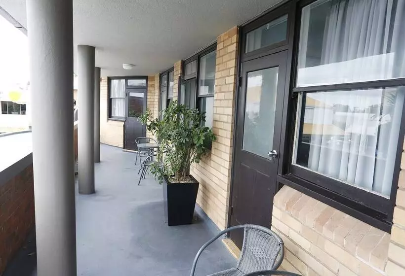 Отель The Lakes