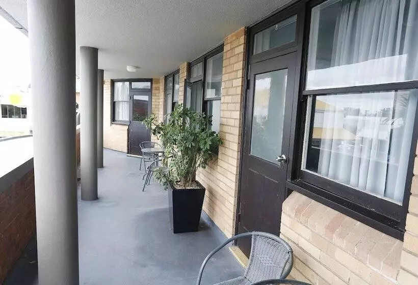 Отель The Lakes