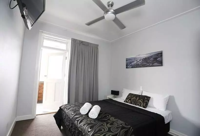 Отель The Lakes