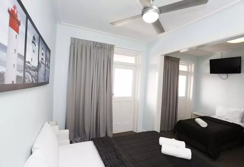 Отель The Lakes