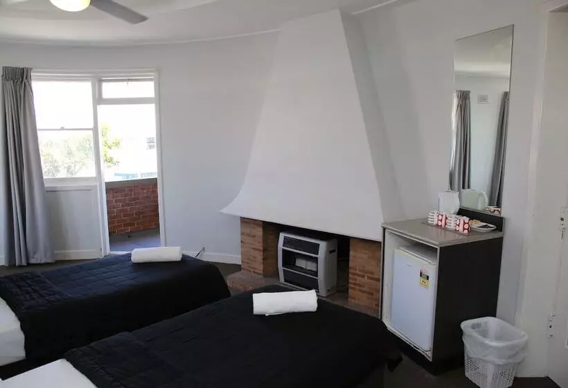 Отель The Lakes